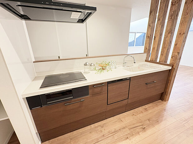 【キッチン　施工例写真】リクシル　システムキッチン「ES」【キレイシンク】
シンク底面がフラットで排水口の見えないスッキリデザイン人造大理石製のシンク。
【タッチレス水栓】
吐水も止水も手をかざすだけなので省エネ効果が期待できます。
また、食器洗い乾燥機、熱のこもりにくいIHコンロ、お手入れのしやすい目地のないフラットなキッチンパネル採用するなど、毎日の家事を快適に行えるように厳選したシステムキッチンです。
