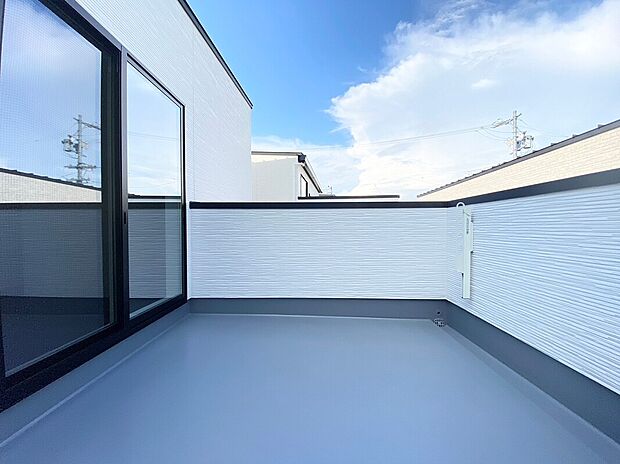【バルコニー　施工例】■奥行きのあるバルコニー
■洗濯物が良く乾く南向き