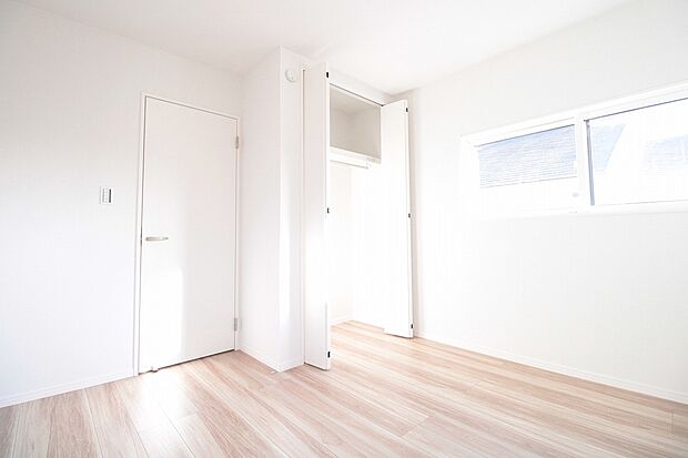 【 洋室　同仕様写真】■安全にも配慮。窓の位置を高くした子ども部屋。小さなお子様の転落を防ぎます。