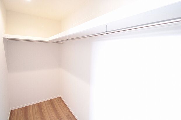 【ウォークインクローゼット　同仕様写真】■衣類だけではなく、バッグや帽子、アクセサリーといったファッションアイテムを全て一ヶ所で収納
■余分なものを置かずにすみ、寝室内がスッキリするウォークインクローゼット