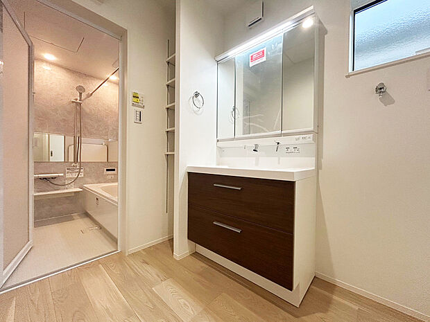 【洗面　施工例写真】■リクシル　「EV」。洗面器一体型カウンターでつぎ目などの凹凸がなく汚れもさっとひと拭き。また節水と省エネ性にすぐれた上から水のでるキレイアップ水栓。