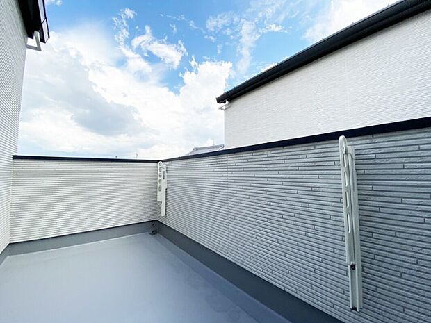 【バルコニー　施工例】■洗濯物が良く乾く南向き
■奥行きのあるバルコニー