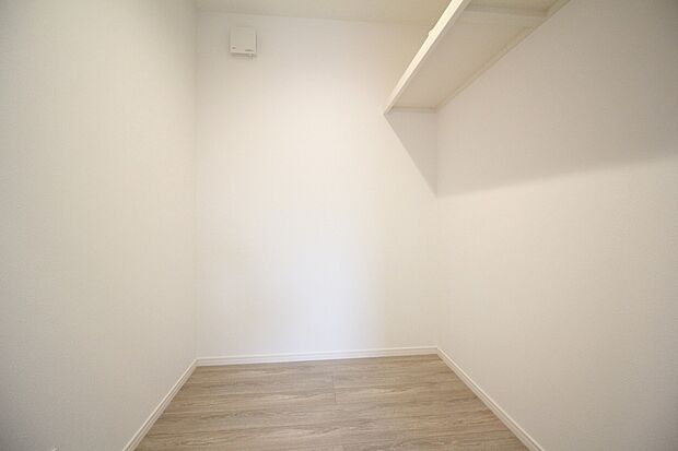 【納戸　施工例】■奥様に嬉しい大容量の靴収納
■スッキリとしたデザイン
■お好きな高さで使用できる稼動棚はブーツの収納にも◎