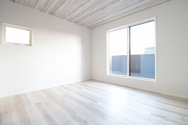 【主寝室　A号棟　同仕様写真】■子ども部屋にも広々クローゼット。吊りレールで開閉がスムーズにおこなえます。