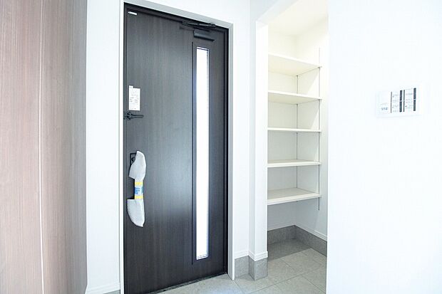 【玄関　同仕様写真】■奥様に嬉しい大容量の靴収納
■スッキリとしたデザイン