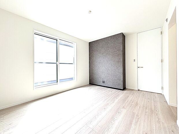 【主寝室　施工例】■収納上手ウォークインクローゼット有り
■生活のしやすさを考えてコンセントを2か所に設置
