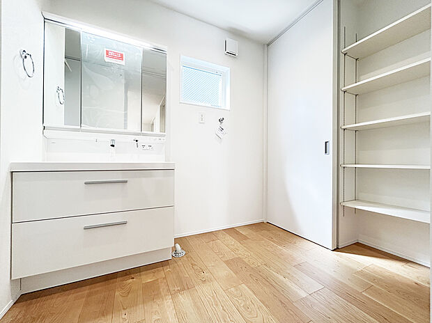 【洗面 同仕様写真】■リクシル 「EV」。洗面器一体型カウンターでつぎ目などの凹凸がなく汚れもさっとひと拭き。節水と省エネ性にすぐれた上から水のでるキレイアップ水栓。