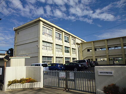 一宮市立今伊勢中学校 520m(徒歩7分)