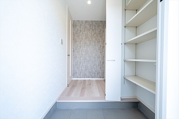 【玄関 同仕様写真】■奥様に嬉しい大容量の靴収納
■スッキリとしたデザイン