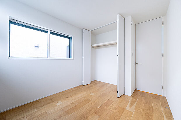 【洋室　同仕様写真　B号棟】■子ども部屋にも広々クローゼット。吊りレールで開閉がスムーズにおこなえます。