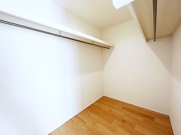 【WIC 同仕様写真 A号棟】■主寝室にのウォークインクローゼットを併設し、広々とした収納スペースに設置された枕棚が洋服をたくさん収納します。