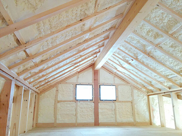【吹き付け断熱】住宅の隅から隅まで家全体をスッポリと覆ってしまう「現場吹付け断熱」を採用。無数の細かい連続気泡で構成されたウレタンフォームは、グラスウール10Kの1.5倍の断熱効果を発揮します。また透湿性も低く、断熱材内部への湿気の侵入を防ぐ効果もあり、躯体内の結露を抑制し、建物の耐久性を高めてくれます。