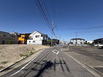 前面道路含む外観
