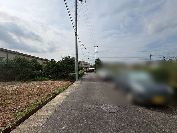 【前面道路含む外観】東側前面道路(2026年7月撮影)