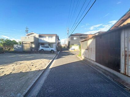 前面道路含む外観