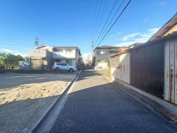 【前面道路含む外観】南東側前面道路(2026年8月撮影)