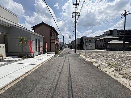 前面道路含む外観