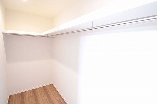 【その他】ウォークインクローゼット 同仕様■主寝室にウォークインクローゼットを併設し、広々とした収納スペースに設置された枕棚が洋服をたくさん収納します。