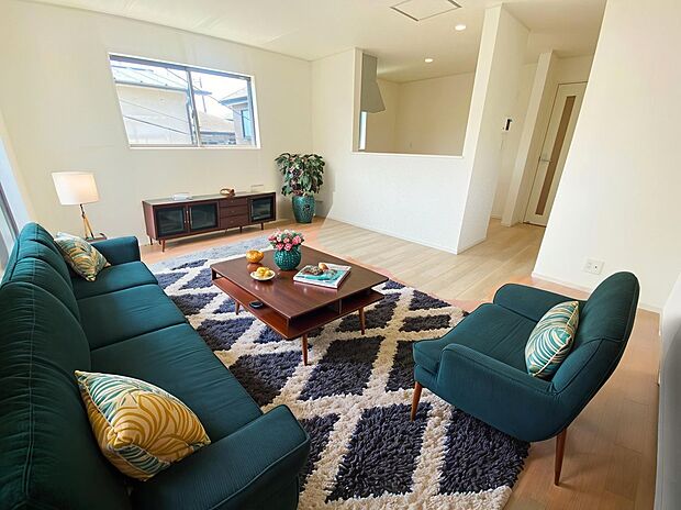 ≪Living room≫
家族とのつながりを意識した見通しのいいリビングは会話が弾んでみんなを笑顔にします♪
※家具をCGで加工しており、家具付き販売ではございません。