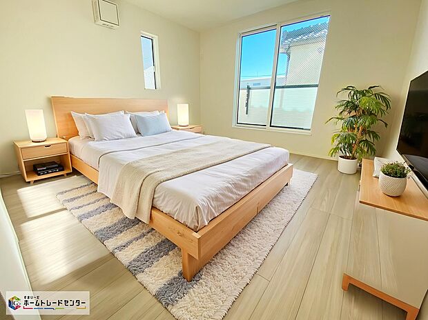 ≪Room≫
2面採光の陽光が心地良いプライベートルーム♪明るめのフローリングですので、壁紙ともマッチし、お部屋を広く見せてくれる効果も。
※家具をCGで加工しており、家具付き販売ではございません。