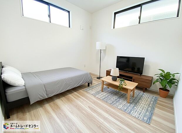 ≪Room≫
窓から光が差し込む室内♪
日の光で照らされた明るいお部屋はいつでも居心地のいいリラックスできる空間をお届けします！
※家具をCGで加工しており、家具付き販売ではございません。