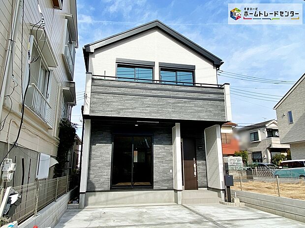 ≪現地ご案内はお気軽にお問い合わせください♪≫
19帖の広々したリビングは、家具を配置してもゆとりが生まれます。家族で寛げるゆったりした空間が魅力的です♪