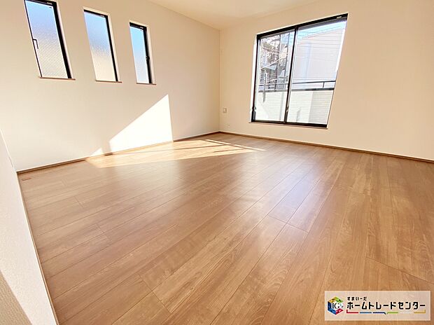 ≪Living room≫
暖かな雰囲気のＬＤＫはご家族が自然と集まる穏やかな暮らしがイメージできますね。明るいリビングで家族団らんの時間を楽しみましょう！！