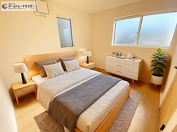 ≪Room≫
採光良好な明るい室内。木の温もりがやさしいフローリングは安らぎをもたらすプライベート空間。
2面採光の陽光が心地良いですね♪
※家具をCGで加工しており、家具付き販売ではございません。