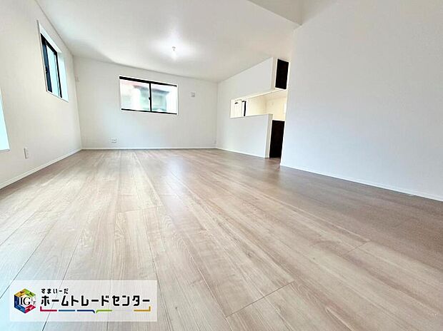 ≪Living room≫
広々とした開放感あふれるリビングです。ゆったり寛げる充分な広さがございますので、ご家族でインテリアのレイアウトを考えるのも楽しみになりそうです♪