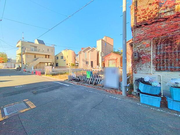 隅田川近くで自然も感じられるエリアです。車庫はビルトインガレージなので、雨からお気に入りのお車を守ってくれます♪
見学予約ができます！