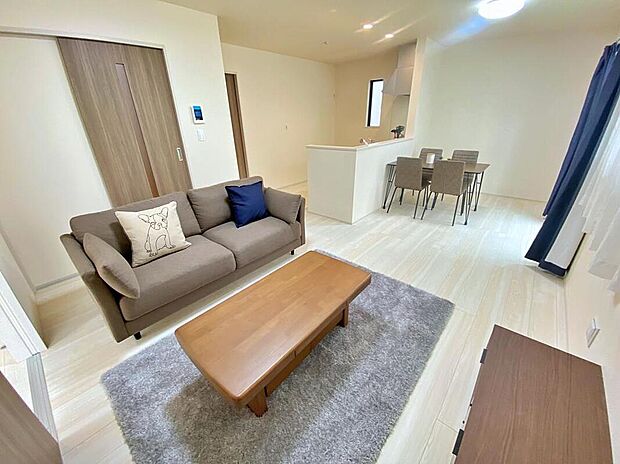 ≪Living room≫
広々とした開放感あふれるリビングです。ゆったり寛げる充分な広さがございますので、ご家族でインテリアのレイアウトを考えるのも楽しみになりそうです☆