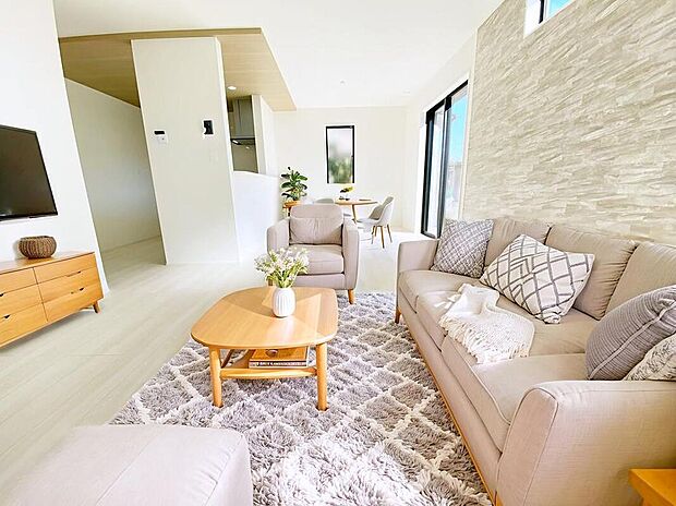 ≪Living room≫
広々としたLDKに、自分好みのインテリアでレイアウト。季節ごとに模様替えなども、楽しみの一つとなりそうです。
※家具をCGで加工しています。家具付き販売ではございません。