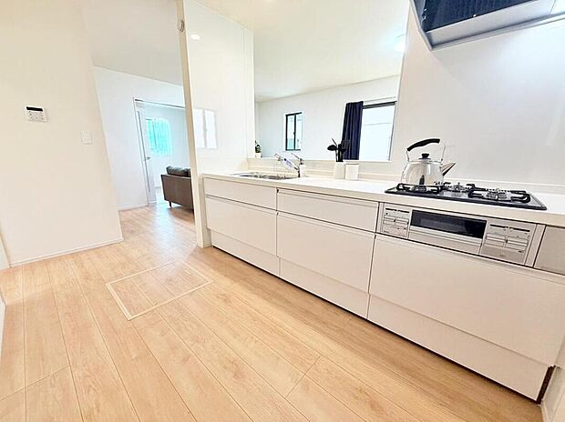 ≪Kitchen≫
日々のお料理のしやすさはもちろん、お子様と一緒に並んで料理も楽しめちゃう広々キッチン♪ご飯のおいしい香りにひかれて家族との会話も弾みます！！