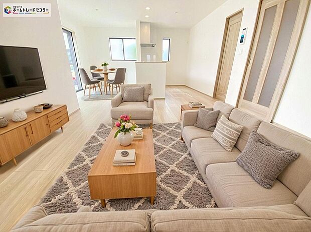 ≪Living room≫
ご家族との自然なコミュニケーションが生まれる対面キッチンを採用！暖かい光が降り注ぐ、温もりあふれるお住まいです☆
※家具をCGで加工しており、家具付き販売ではございません。