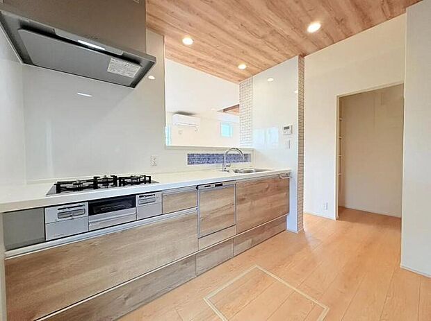 ≪Kitchen≫
日々のお料理のしやすさはもちろん、お子様と一緒に並んで料理も楽しめちゃう広々対面式キッチン。ご飯のおいしい香りにひかれて家族との会話も弾みます。