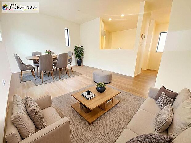 ≪Living room≫
ゆったり寛げる充分な広さがございますので、ご家族でインテリアのレイアウトを考えるのも楽しみになりそうです☆
※家具をCGで加工しています。家具付き販売ではございません。