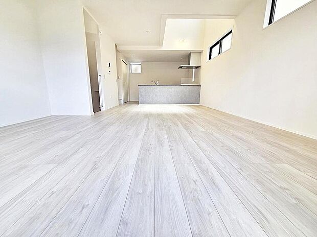 ≪Living room≫
ホームパーティに招きたくなる自慢の広々LDK。伸びやかな子育てや、にぎやかなふれあいの日々を存分に楽しんでください。