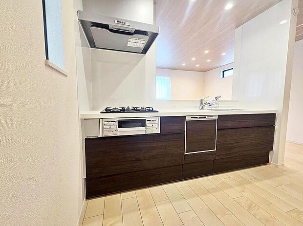 ≪Kitchen≫
家事を手助けする食洗機付システムキッチン採用!対面式キッチンですので、お食事の準備をしながらご家族との会話を楽しめます♪