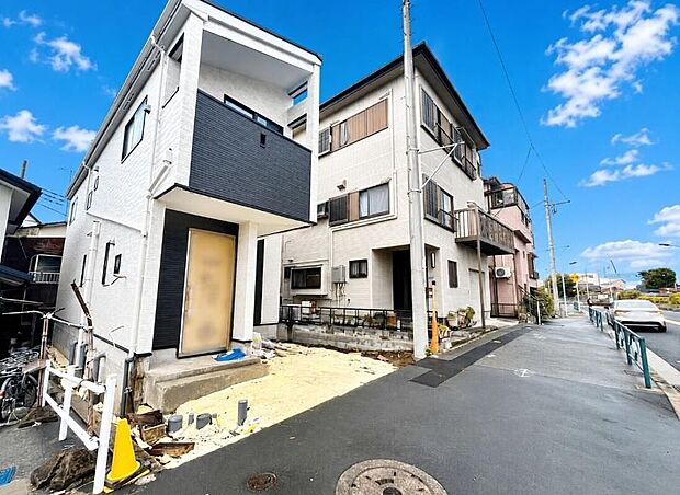 ≪内覧以外にも資金計画やライフプランに寄り添ったご提案をいたします♪≫グレーのアクセントカラーがぱっと目をひくシンプルシックでおしゃれな外観です♪