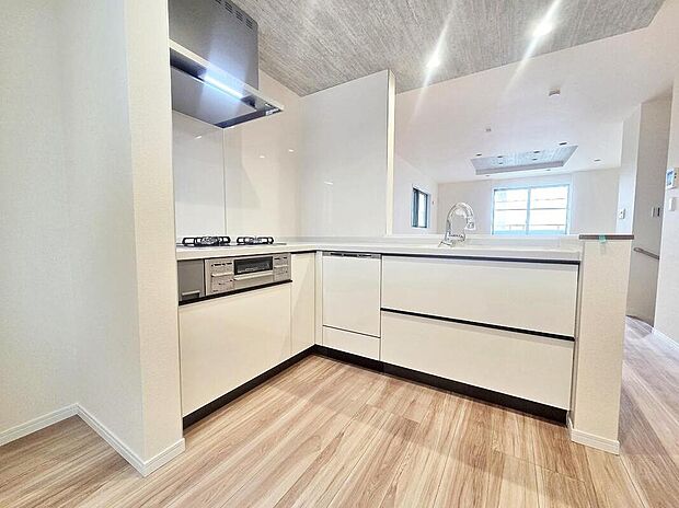 ≪Kitchen≫
どこを開けても大容量収納のビッグスライドキッチン。圧力鍋やパスタ鍋などかさばる調理器具も楽々収納できます☆家事を手助けする「食洗機」付きシステムキッチン♪