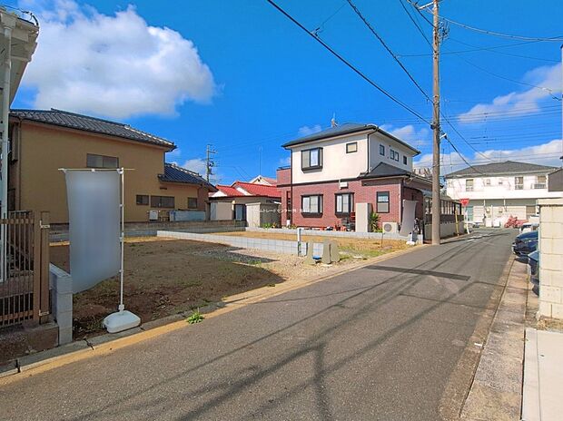 ≪内覧以外にも資金計画やライフプランに寄り添ったご提案をいたします♪≫カースペース1台♪周辺は交通量の少ない生活道路なので小さなお子様がいても安心です♪お車の駐車も安心ですね♪