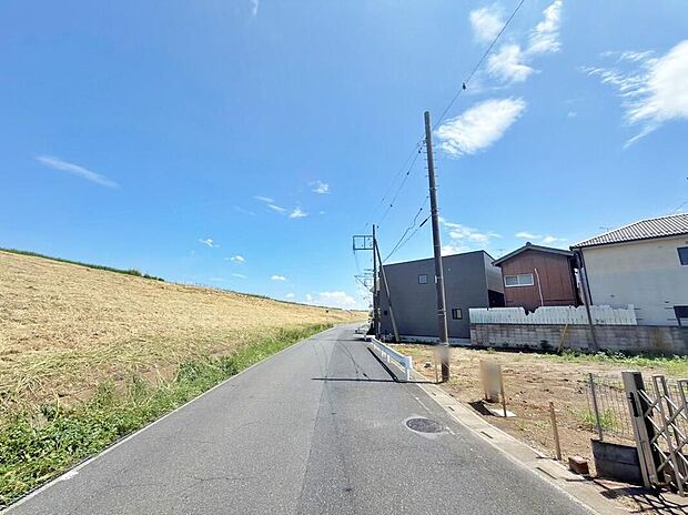 ≪見学予約可能!≫北東側の道路を挟んだ向かい側は広々とした緑地!ご家族でお散歩しても気持ちがよさそうです♪