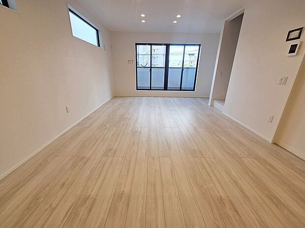 ≪Living room≫
採光良好なリビングは、ご家族の憩いの空間。居心地の良い快適な安らぎの場所にもなりそうです!
家族のスペースでのんびりとおくつろぎください!