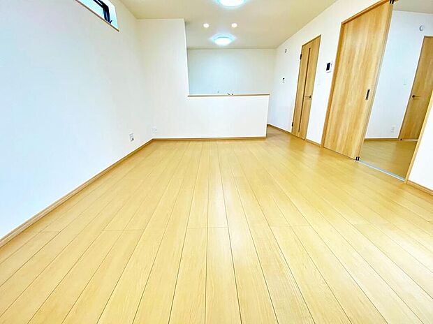 ≪Living room≫ご家族との自然なコミュニケーションが生まれるリビングイン階段を採用!暖かい光が降り注ぐ、温もりあふれるお住まいです☆