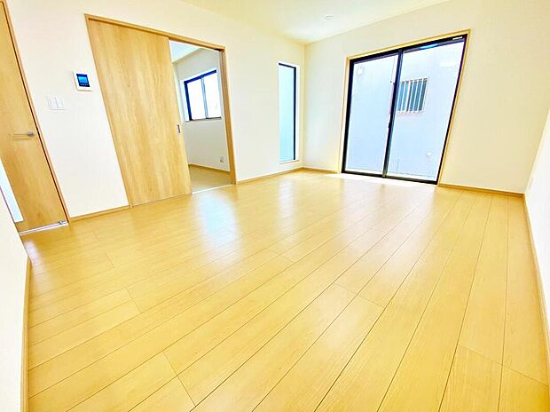≪Living room≫
広々15帖のLDK!隣の洋室の扉を開放すれば更に広々とした大空間に♪小さなお子様の見守りや来客時にも便利な洋室です♪