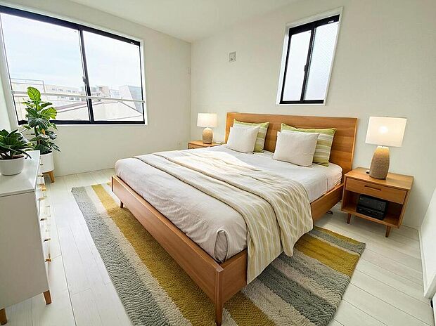 ≪Room≫
明るい室内は、風通しも良く、大変居心地の良い空間となっております。爽やかな風を感じて起きる朝は、快適生活の始まりに！
※家具をCGで加工しています。家具付き販売ではございません。
