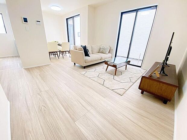 ≪Living room≫広々とした開放感あふれるリビングです。ゆったり寛げる充分な広さがございますので、ご家族でインテリアのレイアウトを考えるのも楽しみになりそうです☆※家具付き販売ではありません