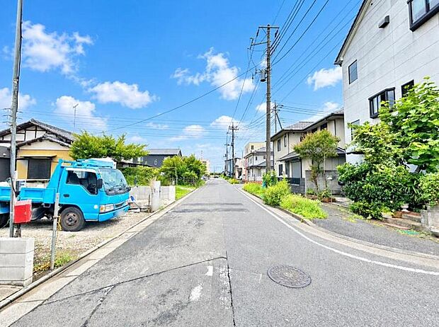 ≪内覧以外にも資金計画やライフプランに寄り添ったご提案をいたします♪≫
南側の前面道路は広々として陽当たり・風通し共に良好です!カースペースも2台確保!お車の出し入れも楽々です♪
