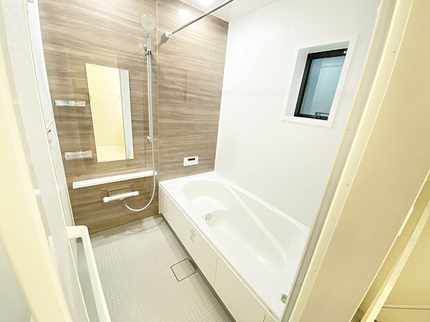 【浴室】≪Bathroom≫
窓付きのバスルームは、採光もあり明るく気持ちの良い空間です。窓があることで、換気環境も良好。掃除もスムーズに出来ます。浴室乾燥機付き♪