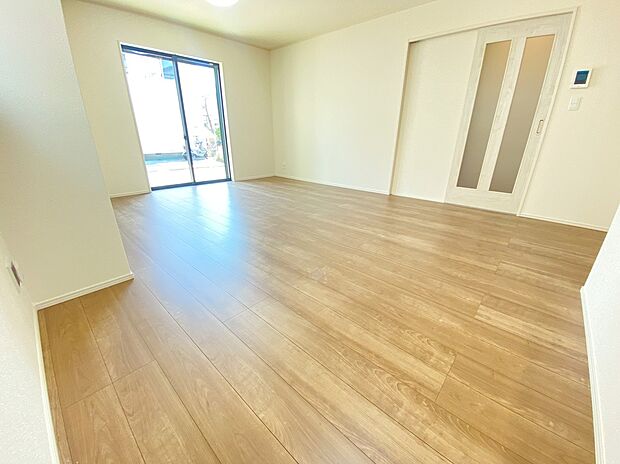 【リビング】≪Living room≫
暖かな雰囲気のLDKはご家族が自然と集まる穏やかな暮らしがイメージできますね。明るいリビングで家族団らんの時間を楽しみましょう!!